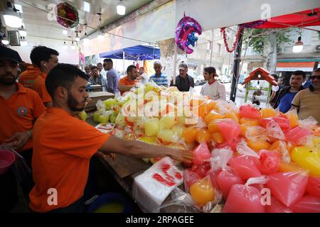 (190509) -- ALGER, 9 mai 2019 () -- les Algériens vendent des boissons dans un marché local pendant le Ramadan à Alger, Algérie, le 9 mai 2919. () ALGÉRIE-ALGER-RAMADAN-MARCHÉ-NOURRITURE Xinhua PUBLICATIONxNOTxINxCHN Banque D'Images