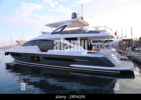 (190509) -- LIMASSOL, 9 mai 2019 -- la photo prise le 9 mai 2019 montre un yacht exposé au salon nautique Limassol 2019 à Limassol, Chypre. Le salon nautique annuel a ouvert au public jeudi. Les organisateurs ont dit qu'ils attendaient 25 000 visiteurs d'ici la fin du spectacle dimanche.) CHYPRE-LIMASSOL-SPECTACLE DE BATEAUX ZhangxBaoping PUBLICATIONxNOTxINxCHN Banque D'Images