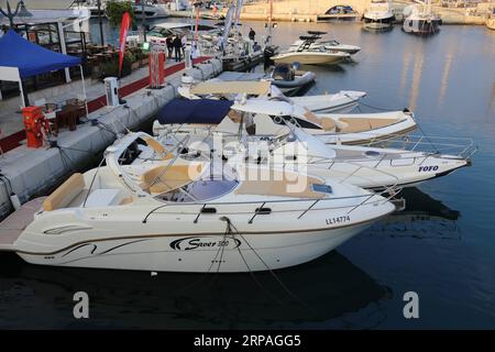 (190509) -- LIMASSOL, 9 mai 2019 -- la photo prise le 9 mai 2019 montre des bateaux à moteur exposés au salon nautique Limassol 2019 à Limassol, Chypre. Le salon nautique annuel a ouvert au public jeudi. Les organisateurs ont dit qu'ils attendaient 25 000 visiteurs d'ici la fin du spectacle dimanche.) CHYPRE-LIMASSOL-SPECTACLE DE BATEAUX ZhangxBaoping PUBLICATIONxNOTxINxCHN Banque D'Images