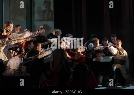 (190510) -- BUDAPEST, 10 mai 2019 -- des membres de l'ensemble folklorique d'État hongrois se produisent lors d'une répétition générale de leur nouvelle production les mille visages de la Terre du Sud à Budapest, Hongrie, le 9 mai 2019.) HONGRIE-BUDAPEST-DANSE FOLKLORIQUE AttilaxVolgyi PUBLICATIONxNOTxINxCHN Banque D'Images