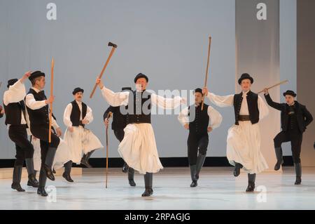 (190510) -- BUDAPEST, 10 mai 2019 -- des membres de l'ensemble folklorique d'État hongrois se produisent lors d'une répétition générale de leur nouvelle production les mille visages de la Terre du Sud à Budapest, Hongrie, le 9 mai 2019.) HONGRIE-BUDAPEST-DANSE FOLKLORIQUE AttilaxVolgyi PUBLICATIONxNOTxINxCHN Banque D'Images