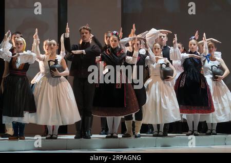 (190510) -- BUDAPEST, 10 mai 2019 -- des membres de l'ensemble folklorique d'État hongrois se produisent lors d'une répétition générale de leur nouvelle production les mille visages de la Terre du Sud à Budapest, Hongrie, le 9 mai 2019.) HONGRIE-BUDAPEST-DANSE FOLKLORIQUE AttilaxVolgyi PUBLICATIONxNOTxINxCHN Banque D'Images