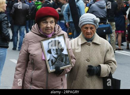 (190510) -- KIEV, le 10 mai 2019 -- les gens assistent à un défilé commémorant le 74e anniversaire de la victoire sur le nazisme pendant la Seconde Guerre mondiale à Kiev, Ukraine, le 9 mai 2019.) UKRAINE-KIEV-JOUR DE LA VICTOIRE-PARADE Sergey PUBLICATIONxNOTxINxCHN Banque D'Images