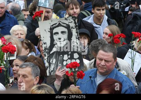 (190510) -- KIEV, le 10 mai 2019 -- les gens assistent à un défilé commémorant le 74e anniversaire de la victoire sur le nazisme pendant la Seconde Guerre mondiale à Kiev, Ukraine, le 9 mai 2019.) UKRAINE-KIEV-JOUR DE LA VICTOIRE-PARADE Sergey PUBLICATIONxNOTxINxCHN Banque D'Images