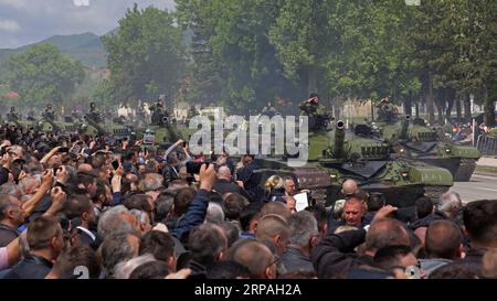 (190510) -- NIS, 10 mai 2019 (Xinhua) -- des chars serbes roulent dans la rue lors d'un défilé commémorant la victoire de la Seconde Guerre mondiale à NIS, Serbie, le 10 mai 2019. L'infanterie serbe, les parachutistes ainsi que les échelons motorisés et aéroportés ont défilé devant des milliers de spectateurs, dans le cadre du défilé conjoint de la police et de l'armée organisé dans la ville de NIS vendredi pour commémorer la victoire de la Seconde Guerre mondiale (Xinhua/Nemanja Cabric) SERBIE-NIS-VICTOIRE JOUR-PARADE PUBLICATIONxNOTxINxCHN Banque D'Images