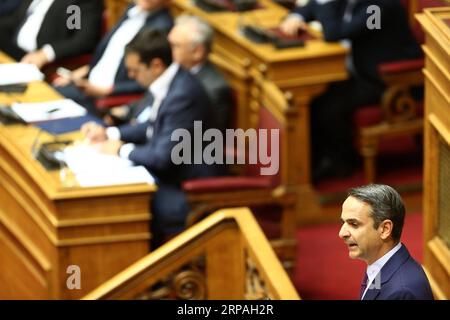 (190510) -- ATHÈNES, le 10 mai 2019 -- Kyriakos Mitsotakis (R, en bas), chef du principal parti d'opposition Nouvelle démocratie (ND), s'adresse aux législateurs devant le Parlement grec, à Athènes, en Grèce, le 10 mai 2019. Le gouvernement du Premier ministre grec Alexis Tsipras a remporté un vote de confiance au Parlement vendredi soir, avant les élections européennes qui se dérouleront le 26 mai en Grèce. GRÈCE-ATHÈNES-PARLEMENT-VOTE DE CONFIANCE MARIOSXLOLOS PUBLICATIONXNOTXINXCHN Banque D'Images