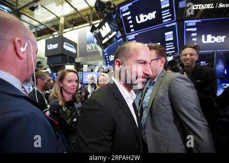 (190510) -- NEW YORK, 10 mai 2019 (Xinhua) -- Uber technologies Inc. Le PDG Dara Khosrowshahi (C, front) est vu à la Bourse de New York lors de l’introduction en bourse (IPO) d’Uber, à New York, aux États-Unis, le 10 mai 2019. La société américaine Uber technologies Inc. A commencé à se négocier sur le NYSE vendredi. (Xinhua/Wang Ying) U.S.-NEW YORK-NYSE-UBER-IPO PUBLICATIONxNOTxINxCHN Banque D'Images