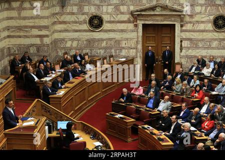 (190510) -- ATHÈNES, le 10 mai 2019 -- le Premier ministre grec Alexis Tsipras (1e L, en bas) s'adresse aux législateurs devant le Parlement grec, à Athènes, en Grèce, le 10 mai 2019. Le gouvernement du Premier ministre grec Alexis Tsipras a remporté un vote de confiance au Parlement vendredi soir, avant les élections européennes qui se dérouleront le 26 mai en Grèce. GRÈCE-ATHÈNES-PARLEMENT-VOTE DE CONFIANCE MARIOSXLOLOS PUBLICATIONXNOTXINXCHN Banque D'Images