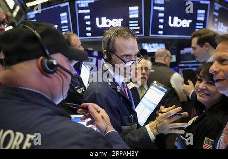 (190510) -- NEW YORK, 10 mai 2019 (Xinhua) -- les commerçants travaillent à la Bourse de New York lors de l'introduction en bourse (IPO) initiale d'Uber technologies Inc., à New York, aux États-Unis, le 10 mai 2019. La société américaine Uber technologies Inc. A commencé à se négocier sur le NYSE vendredi. (Xinhua/Wang Ying) U.S.-NEW YORK-NYSE-UBER-IPO PUBLICATIONxNOTxINxCHN Banque D'Images