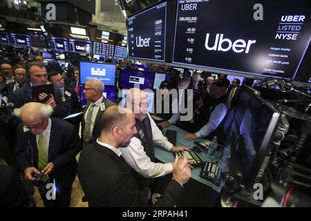 (190510) -- NEW YORK, 10 mai 2019 (Xinhua) -- Uber technologies Inc. Le PDG Dara Khosrowshahi (en bas) est vu à la Bourse de New York lors de l’introduction en bourse (IPO) d’Uber, à New York, aux États-Unis, le 10 mai 2019. La société américaine Uber technologies Inc. A commencé à se négocier sur le NYSE vendredi. (Xinhua/Wang Ying) U.S.-NEW YORK-NYSE-UBER-IPO PUBLICATIONxNOTxINxCHN Banque D'Images