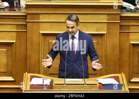 (190510) -- ATHÈNES, le 10 mai 2019 -- Kyriakos Mitsotakis, chef du principal parti d'opposition Nouvelle démocratie (ND), s'adresse aux législateurs devant le Parlement grec, à Athènes, en Grèce, le 10 mai 2019. Le gouvernement du Premier ministre grec Alexis Tsipras a remporté un vote de confiance au Parlement vendredi soir, avant les élections européennes qui se dérouleront le 26 mai en Grèce. GRÈCE-ATHÈNES-PARLEMENT-VOTE DE CONFIANCE MARIOSXLOLOS PUBLICATIONXNOTXINXCHN Banque D'Images
