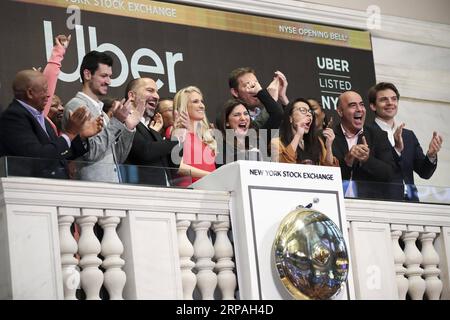 (190510) -- NEW YORK, 10 mai 2019 (Xinhua) -- Uber technologies Inc. Le PDG Dara Khosrowshahi (3rd L, première rangée) et les invités sonnent la cloche d’ouverture à la Bourse de New York, aux États-Unis, le 10 mai 2019. La société américaine Uber technologies Inc. A commencé à se négocier sur le NYSE vendredi. (Xinhua/Wang Ying) U.S.-NEW YORK-NYSE-UBER-IPO PUBLICATIONxNOTxINxCHN Banque D'Images