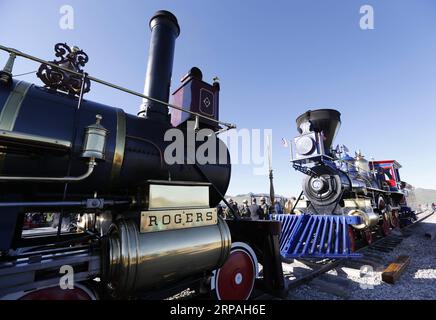 (190511) -- SALT LAKE CITY, 11 mai 2019 (Xinhua) -- deux locomotives, Jupiter appartenant à Central Pacific Railroad et n° 119 de l'Union Pacific, se rencontrent pour recréer la scène il y a 150 ans lors de la célébration du 150e anniversaire de l'achèvement du premier chemin de fer transcontinental américain, auquel des milliers de cheminots chinois ont apporté une grande contribution, au Golden Spike National Historical Park à Promontory Summit, une zone de terrain élevé à environ 100 km au nord-ouest de Salt Lake City, aux États-Unis, le 10 mai 2019. Le premier chemin de fer transcontinental, également connu sous le nom de Pacifi Banque D'Images