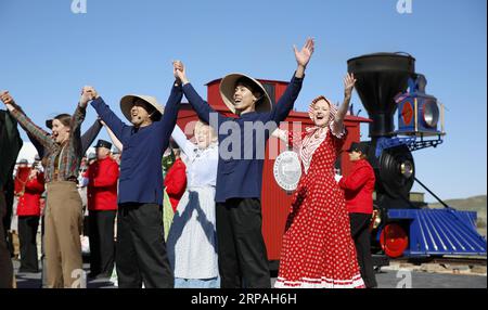 (190511) -- SALT LAKE CITY, 11 mai 2019 (Xinhua) -- Une représentation est organisée pour célébrer le 150e anniversaire de l'achèvement du premier chemin de fer transcontinental américain, auquel des milliers de cheminots chinois ont apporté une grande contribution, au Golden Spike National Historical Park au Sommet Promontory, une zone de terrain élevé à environ 100 km au nord-ouest de Salt Lake City, aux États-Unis, le 10 mai 2019. Le premier chemin de fer transcontinental, également connu sous le nom de Pacific Railroad, était une ligne de chemin de fer continue de plus de 3 000 km reliant le réseau ferroviaire de l'est des États-Unis à la côte du Pacifique. FRO Banque D'Images