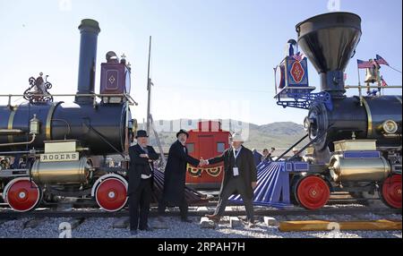 (190511) -- SALT LAKE CITY, le 11 mai 2019 (Xinhua) -- Les bénévoles posent pour des photos lors de la cérémonie organisée pour le 150e anniversaire de l'achèvement de la première chemin de fer transcontinental, à laquelle des milliers de travailleurs chinois du rail ont grandement contribué, au Golden Spike National Historical Park à Promontory Summit, une zone d'environ au sol à 100 km au nord-ouest de Salt Lake City, aux États-Unis, le 10 mai 2019. Le premier chemin de fer transcontinental, également connu sous le nom de Pacific Railroad, était un 3 000-km-plus de fer continu ligne qui relie l'Est des États-Unis avec le réseau ferroviaire Banque D'Images