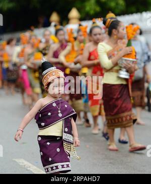 (190511) -- PÉKIN, 11 mai 2019 (Xinhua) -- Une fille vêtue d'un costume traditionnel est vue à Luang Prabang, Laos, le 15 avril 2018. La Chine tiendra la Conférence sur le dialogue des civilisations asiatiques à partir de mai 15. Sous le thème des échanges et de l'apprentissage mutuel entre les civilisations asiatiques et une communauté avec un avenir commun, la conférence comprend une cérémonie d'ouverture et des sous-forums. (Xinhua/Liu Ailun) (CDAC)CHINE-PÉKIN-ASIE PAYSAGE et CULTURE PUBLICATIONxNOTxINxCHN Banque D'Images