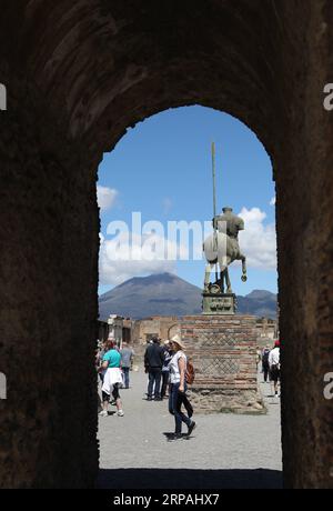 (190512) -- POMPÉI, 12 mai 2019 (Xinhua) -- visite du parc archéologique de Pompéi en Italie, 30 avril 2019. Pompéi était une ancienne ville romaine près de Naples moderne en Italie. Il a été enterré par une éruption du volcan Vésuve en 79 A.D. La ville offre maintenant un instantané unique de la vie romaine, gelée au moment où elle a été enterrée, et fournit un aperçu extraordinairement détaillé de la vie quotidienne de ses habitants. (Xinhua/Cheng Tingting/Courtesy of the Archaeological Park of POMPEII) ITALY-CULTURE-archéologie-POMPEII PUBLICATIONxNOTxINxCHN Banque D'Images