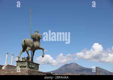 (190512) -- POMPÉI, 12 mai 2019 (Xinhua) -- une photo prise le 30 avril 2019 montre une sculpture dans le parc archéologique de Pompéi en Italie. Pompéi était une ancienne ville romaine près de Naples moderne en Italie. Il a été enterré par une éruption du volcan Vésuve en 79 A.D. La ville offre maintenant un instantané unique de la vie romaine, gelée au moment où elle a été enterrée, et fournit un aperçu extraordinairement détaillé de la vie quotidienne de ses habitants. (Xinhua/Cheng Tingting/Courtesy of the Archaeological Park of POMPEII) ITALY-CULTURE-archéologie-POMPEII PUBLICATIONxNOTxINxCHN Banque D'Images