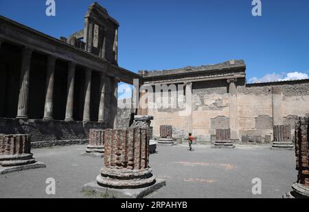 (190512) -- POMPÉI, 12 mai 2019 (Xinhua) -- Un garçon marche à la basilique dans le parc archéologique de Pompéi en Italie, le 30 avril 2019. Pompéi était une ancienne ville romaine près de Naples moderne en Italie. Il a été enterré par une éruption du volcan Vésuve en 79 A.D. La ville offre maintenant un instantané unique de la vie romaine, gelée au moment où elle a été enterrée, et fournit un aperçu extraordinairement détaillé de la vie quotidienne de ses habitants. (Xinhua/Cheng Tingting/Courtesy of the Archaeological Park of POMPEII) ITALY-CULTURE-archéologie-POMPEII PUBLICATIONxNOTxINxCHN Banque D'Images