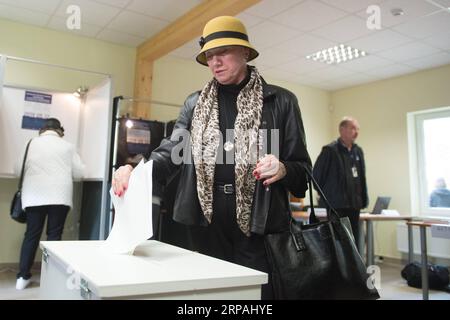 (190512) -- VILNIUS, le 12 mai 2019 -- Une femme vote dans un bureau de vote de Vilnius, en Lituanie, le 12 mai 2019. L élection présidentielle et les deux référendums ont débuté dimanche en Lituanie avec neuf candidats en lice pour le poste le plus élevé du pays, dont le Premier ministre sortant Saulius Skvernelis. LITUANIE-VILNIUS-ÉLECTION PRÉSIDENTIELLE-RÉFÉRENDUMS AlfredasxPliadis PUBLICATIONxNOTxINxCHN Banque D'Images