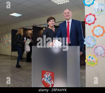 (190512) -- VILNIUS, le 12 mai 2019 -- le commissaire européen lituanien à la santé et à la sécurité alimentaire et candidat à la présidence, Vytenis Povilas Andriukaitis (à droite), vote dans un bureau de vote de Vilnius, Lituanie, le 12 mai 2019. L élection présidentielle et les deux référendums ont débuté dimanche en Lituanie avec neuf candidats en lice pour le poste le plus élevé du pays, dont le Premier ministre sortant Saulius Skvernelis. LITUANIE-VILNIUS-ÉLECTION PRÉSIDENTIELLE-RÉFÉRENDUMS AlfredasxPliadis PUBLICATIONxNOTxINxCHN Banque D'Images