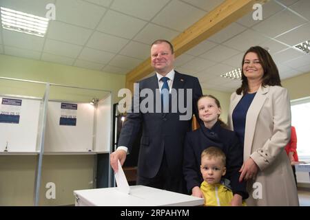 (190512) -- VILNIUS, le 12 mai 2019 -- le Premier ministre sortant de la Lituanie et candidat à la présidence Saulius Skvernelis (à gauche) vote avec sa famille dans un bureau de vote de Vilnius, en Lituanie, le 12 mai 2019. L élection présidentielle et les deux référendums ont débuté dimanche en Lituanie avec neuf candidats en lice pour le poste le plus élevé du pays, dont le Premier ministre sortant Saulius Skvernelis. LITUANIE-VILNIUS-ÉLECTION PRÉSIDENTIELLE-RÉFÉRENDUMS AlfredasxPliadis PUBLICATIONxNOTxINxCHN Banque D'Images