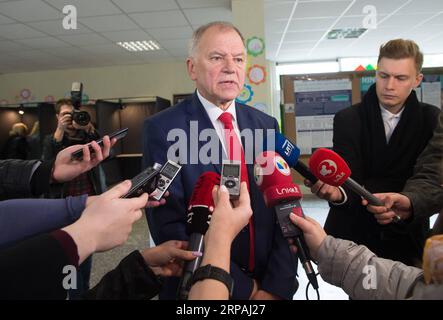 (190512) -- VILNIUS, le 12 mai 2019 -- le commissaire européen lituanien à la santé et à la sécurité alimentaire et candidat à la présidence, Vytenis Povilas Andriukaitis (C), s'adresse aux médias après avoir voté dans un bureau de vote de Vilnius, Lituanie, le 12 mai 2019. L élection présidentielle et les deux référendums ont débuté dimanche en Lituanie avec neuf candidats en lice pour le poste le plus élevé du pays, dont le Premier ministre sortant Saulius Skvernelis. LITUANIE-VILNIUS-ÉLECTION PRÉSIDENTIELLE-RÉFÉRENDUMS AlfredasxPliadis PUBLICATIONxNOTxINxCHN Banque D'Images