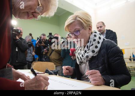 (190512) -- VILNIUS, le 12 mai 2019 -- Ingrida Simonyte, ancienne ministre des Finances et candidate à la présidence de la Lituanie, s'inscrit dans un bureau de vote de Vilnius, en Lituanie, le 12 mai 2019. L élection présidentielle et les deux référendums ont débuté dimanche en Lituanie avec neuf candidats en lice pour le poste le plus élevé du pays, dont le Premier ministre sortant Saulius Skvernelis. LITUANIE-VILNIUS-ÉLECTION PRÉSIDENTIELLE-RÉFÉRENDUMS AlfredasxPliadis PUBLICATIONxNOTxINxCHN Banque D'Images