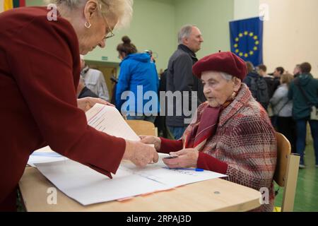 (190512) -- VILNIUS, le 12 mai 2019 -- Une femme s'inscrit dans un bureau de vote de Vilnius, Lituanie, le 12 mai 2019. L élection présidentielle et les deux référendums ont débuté dimanche en Lituanie avec neuf candidats en lice pour le poste le plus élevé du pays, dont le Premier ministre sortant Saulius Skvernelis. LITUANIE-VILNIUS-ÉLECTION PRÉSIDENTIELLE-RÉFÉRENDUMS AlfredasxPliadis PUBLICATIONxNOTxINxCHN Banque D'Images