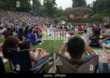 (190512) -- SINGAPOUR, le 12 mai 2019 -- des gens assistent à un concert de fête des mères organisé par l'Orchestre symphonique de Singapour dans les jardins botaniques de Singapour le 12 mai 2019. Puis Chih Wey) SINGAPORE-MÈRE S DAY-CONCERT xinjiapo PUBLICATIONxNOTxINxCHN Banque D'Images