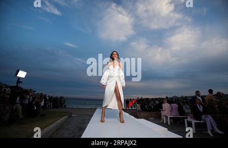 (190513) -- SYDNEY, 13 mai 2019 -- Un mannequin présente une création de Jonathan Simkhai lors de la Fashion week Australia à Sydney, Australie, le 13 mai 2019. Mercedes-Benz Fashion week Australia a débuté dimanche à Sydney et durera jusqu'au 17 mai 2019. ) AUSTRALIE-SYDNEY-FASHION WEEK BaixXuefei PUBLICATIONxNOTxINxCHN Banque D'Images