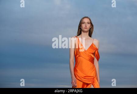 (190513) -- SYDNEY, 13 mai 2019 -- Un mannequin présente une création de Jonathan Simkhai lors de la Fashion week Australia à Sydney, Australie, le 13 mai 2019. Mercedes-Benz Fashion week Australia a débuté dimanche à Sydney et durera jusqu'au 17 mai 2019. ) AUSTRALIE-SYDNEY-FASHION WEEK BaixXuefei PUBLICATIONxNOTxINxCHN Banque D'Images