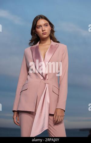 (190513) -- SYDNEY, 13 mai 2019 -- Un mannequin présente une création de Jonathan Simkhai lors de la Fashion week Australia à Sydney, Australie, le 13 mai 2019. Mercedes-Benz Fashion week Australia a débuté dimanche à Sydney et durera jusqu'au 17 mai 2019. ) AUSTRALIE-SYDNEY-FASHION WEEK BaixXuefei PUBLICATIONxNOTxINxCHN Banque D'Images