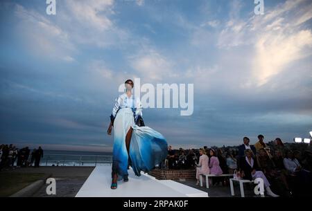 (190513) -- SYDNEY, 13 mai 2019 -- Un mannequin présente une création de Jonathan Simkhai lors de la Fashion week Australia à Sydney, Australie, le 13 mai 2019. Mercedes-Benz Fashion week Australia a débuté dimanche à Sydney et durera jusqu'au 17 mai 2019. ) AUSTRALIE-SYDNEY-FASHION WEEK BaixXuefei PUBLICATIONxNOTxINxCHN Banque D'Images