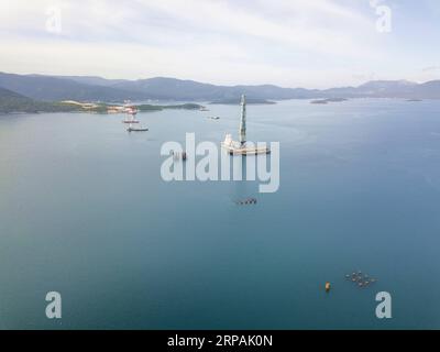 (190513) -- KOMARNA, 13 mai 2019 (Xinhua) -- une photo aérienne prise le 10 mai 2019 montre le chantier du pont de Peljesac près de Komarna, en Croatie. Les travaux de pieux du pont ont été achevés le 9 mai, un jour plus tôt que prévu. Un consortium chinois dirigé par China Road and Bridge Corporation (CRBC) a remporté l'offre pour la première phase du pont et ses routes d'accès en janvier 2018. (Xinhua/Hu Wenjie) CROATIE-KOMARNA-PELJESAC BRIDGE-CONSTRUCTION PUBLICATIONxNOTxINxCHN Banque D'Images