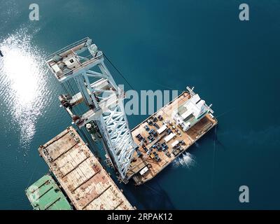 (190513) -- KOMARNA, 13 mai 2019 (Xinhua) -- une photo aérienne prise le 10 mai 2019 montre une barge de pieux sur le chantier du pont de Peljesac près de Komarna, en Croatie. Les travaux de pieux du pont ont été achevés le 9 mai, un jour plus tôt que prévu. Un consortium chinois dirigé par China Road and Bridge Corporation (CRBC) a remporté l'offre pour la première phase du pont et ses routes d'accès en janvier 2018. (Xinhua/Hu Wenjie) CROATIE-KOMARNA-PELJESAC BRIDGE-CONSTRUCTION PUBLICATIONxNOTxINxCHN Banque D'Images