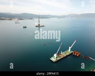 (190513) -- KOMARNA, 13 mai 2019 (Xinhua) -- une photo aérienne prise le 10 mai 2019 montre le chantier du pont de Peljesac près de Komarna, en Croatie. Les travaux de pieux du pont ont été achevés le 9 mai, un jour plus tôt que prévu. Un consortium chinois dirigé par China Road and Bridge Corporation (CRBC) a remporté l'offre pour la première phase du pont et ses routes d'accès en janvier 2018. (Xinhua/Hu Wenjie) CROATIE-KOMARNA-PELJESAC BRIDGE-CONSTRUCTION PUBLICATIONxNOTxINxCHN Banque D'Images