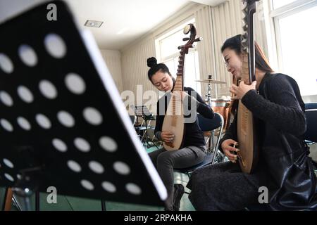 (190514) -- LANZHOU, 14 mai 2019 (Xinhua) -- les joueurs Zhang Geping (à gauche) et Zhao Xiaotong s'entraînent à jouer du pipa à l'orchestre traditionnel de Lanzhou à Lanzhou, dans la province du Gansu du nord-ouest de la Chine, le 13 mai 2019. Pipa, un instrument à cordes en forme de poire, est l'un des instruments de musique traditionnels chinois. Le pipa est joué verticalement et peut être trouvé dans des solos, ensembles ou orchestres. Les images d'apsaras volants jouant du pipa ont été vues sur des peintures murales dans les grottes Dunhuang Mogao de Gansu, un site classé au patrimoine mondial de l'UNESCO vieux de 1 600 ans situé à un carrefour culturel et religieux sur l'anci Banque D'Images