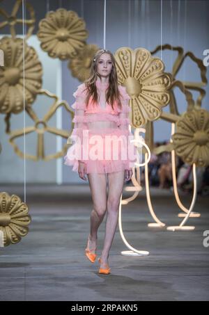 (190514) -- SYDNEY, 14 mai 2019 (Xinhua) -- Un mannequin présente une création d'Alice McCall lors de la Fashion week Australia à Sydney, Australie, le 14 mai 2019. (Xinhua/Zhu Hongye) AUSTRALIE-SYDNEY-FASHION WEEK PUBLICATIONxNOTxINxCHN Banque D'Images