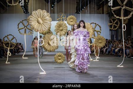 (190514) -- SYDNEY, 14 mai 2019 (Xinhua) -- des mannequins présentent des créations d'Alice McCall lors de la Fashion week Australia à Sydney, Australie, le 14 mai 2019. (Xinhua/Zhu Hongye) AUSTRALIE-SYDNEY-FASHION WEEK PUBLICATIONxNOTxINxCHN Banque D'Images