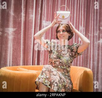 (190514) -- SYDNEY, 14 mai 2019 (Xinhua) -- Un mannequin pose pour une photo dans les coulisses avant le défilé Alice McCall lors de la Fashion week Australia, le 14 mai 2019. (Xinhua/Zhu Hongye) AUSTRALIE-SYDNEY-FASHION WEEK PUBLICATIONxNOTxINxCHN Banque D'Images