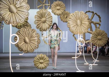 (190514) -- SYDNEY, 14 mai 2019 (Xinhua) -- Un mannequin présente une création d'Alice McCall lors de la Fashion week Australia à Sydney, Australie, le 14 mai 2019. (Xinhua/Zhu Hongye) AUSTRALIE-SYDNEY-FASHION WEEK PUBLICATIONxNOTxINxCHN Banque D'Images