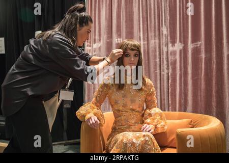 (190514) -- SYDNEY, 14 mai 2019 (Xinhua) -- Un mannequin se prépare dans les coulisses avant le défilé Alice McCall lors de la Fashion week Australia, le 14 mai 2019. (Xinhua/Zhu Hongye) AUSTRALIE-SYDNEY-FASHION WEEK PUBLICATIONxNOTxINxCHN Banque D'Images