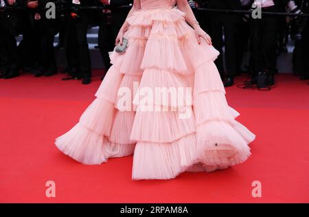 (190515) -- CANNES, 15 mai 2019 (Xinhua) -- Un invité est vu sur le tapis rouge pour le gala d'ouverture du 72e Festival de Cannes au Palais des Festivals de Cannes, France, le 14 mai 2019. Le 72e Festival de Cannes se tient ici du 14 au 25 mai. (Xinhua/Gao Jing) FRANCE-CANNES-FESTIVAL-OUVERTURE PUBLICATIONxNOTxINxCHN Banque D'Images