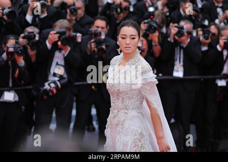 (190515) -- CANNES, 15 mai 2019 (Xinhua) -- l'actrice Gong Li assiste au gala d'ouverture du 72e Festival de Cannes au Palais des Festivals de Cannes, France, le 14 mai 2019. Le 72e Festival de Cannes se tient ici du 14 au 25 mai. (Xinhua/Zhang Cheng) FRANCE-CANNES-FILM FESTIVAL-OUVERTURE PUBLICATIONxNOTxINxCHN Banque D'Images