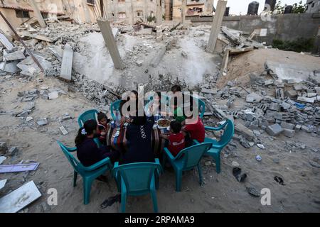 (190515) -- PÉKIN, 15 mai 2019 () -- des membres de la famille du palestinien Mousa Zorub prennent leur petit déjeuner près de leur maison détruite dans la ville de Rafah, dans le sud de la bande de Gaza, le 14 mai 2019. L’Office de secours et de travaux des Nations Unies pour les réfugiés de Palestine dans le proche-Orient (UNRWA) a déclaré lundi que plus de la moitié de la population de la bande de Gaza pourrait ne pas avoir assez de nourriture d’ici juin. () PHOTOS DU JOUR Xinhua PUBLICATIONxNOTxINxCHN Banque D'Images