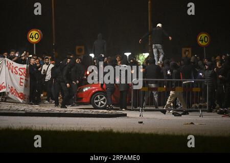 Malmö, SUÈDE 20230904une bannière avec le texte 'non au Coran Burning. N'abusez pas de la liberté d'expression » placé dans le rond-point à Ramel väg. Un grand nombre de voitures sont en feu sur Ramels väg à Rosengård dans Malmö la nuit de lundi. Selon le site Internet de la police, l'incident est classé comme une émeute violente et des jets de pierres. En plus des voitures hors sol, il y a aussi un feu dans un garage avec de la fumée qui se répand dans les cages d'escalier dans un immeuble d'appartements sur Ramel väg. Photo : Johan Nilsson/TT/Code 50090 crédit : TT News Agency/Alamy Live News Banque D'Images