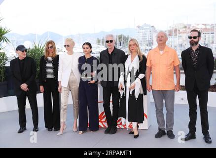 (190515) -- CANNES, 15 mai 2019 (Xinhua) -- le réalisateur Jim Jarmusch (4e R) et les acteurs de The Dead Don t Die posent pour des photos lors du 72e Festival de Cannes à Cannes, France, le 15 mai 2019. Le 72e Festival de Cannes se tient ici du 14 au 25 mai. (Xinhua/Gao Jing) FRANCE-CANNES-FILM FESTIVAL PUBLICATIONxNOTxINxCHN Banque D'Images