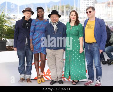 (190515) -- CANNES, 15 mai 2019 (Xinhua) -- président du jury Camera d Or et réalisateur cambodgien Rithy Panh (C), Benoit Delhomme (1e L), Alice Diop (2e L), Sandrine marques (2e R) et Nicolas Naegelen, posent lors d'un photocall au 72e Festival de Cannes, France, le 15 mai 2019. Le 72e Festival de Cannes se tient ici du 14 au 25 mai. (Xinhua/Gao Jing) FRANCE-CANNES-FILM FESTIVAL-CAMERA D OR-JURY PUBLICATIONxNOTxINxCHN Banque D'Images