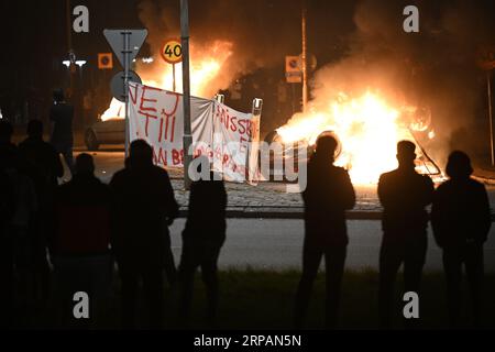 Malmö, SUÈDE 20230904une bannière avec le texte 'non au Coran Burning. N'abusez pas de la liberté d'expression » placé dans le rond-point à Ramel väg. Un grand nombre de voitures sont en feu sur Ramels väg à Rosengård dans Malmö la nuit de lundi. Selon le site Internet de la police, l'incident est classé comme une émeute violente et des jets de pierres. En plus des voitures hors sol, il y a aussi un feu dans un garage avec de la fumée qui se répand dans les cages d'escalier dans un immeuble d'appartements sur Ramel väg. Photo : Johan Nilsson/TT/Code 50090 crédit : TT News Agency/Alamy Live News Banque D'Images